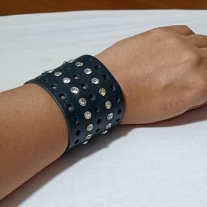 BLACK LEATHER CUFF